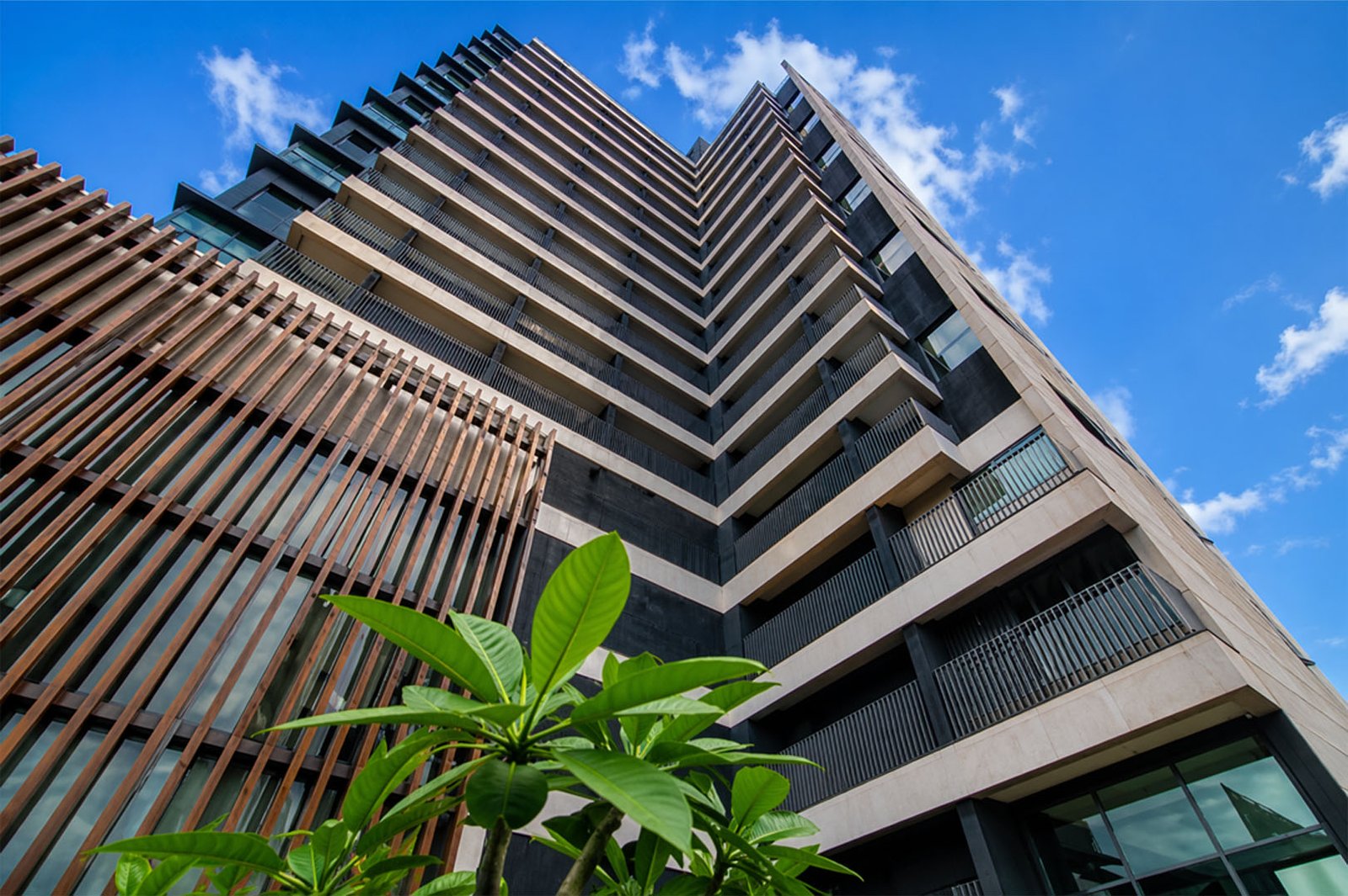 Fachada do edifício On Loefgreen com arquitetura moderna e céu azul ao fundo.