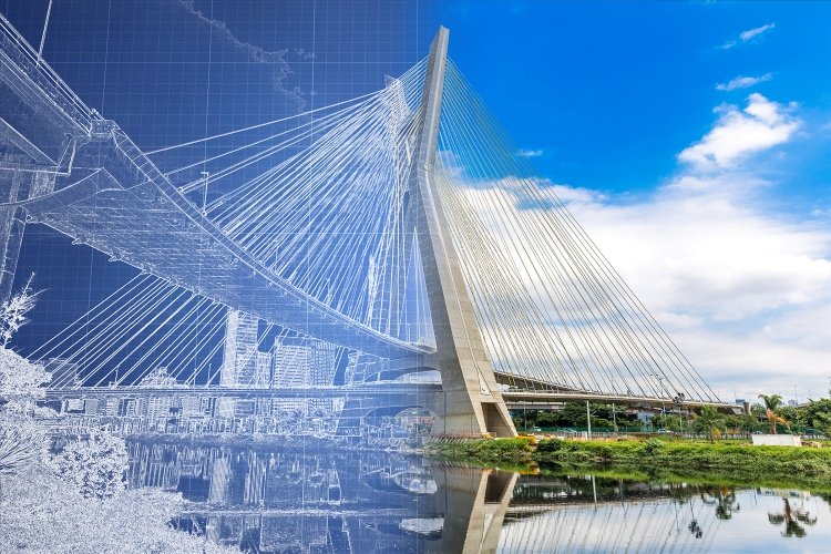 Ponte estaiada dividida ao meio entre o desenho técnico em blueprint azul à esquerda e a foto real com céu ensolarado à direita.
